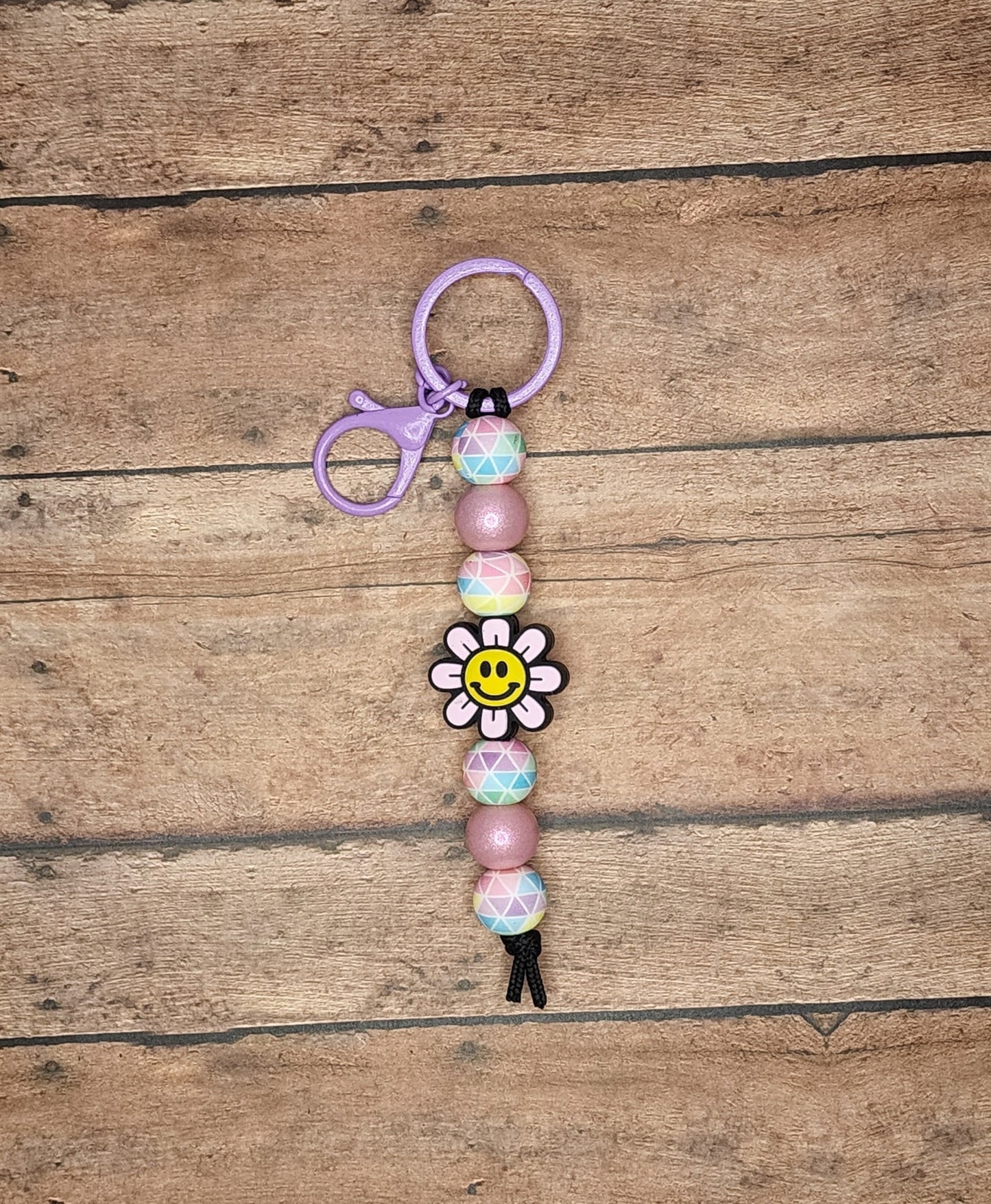 Geometric Smiley Daisy Keychain